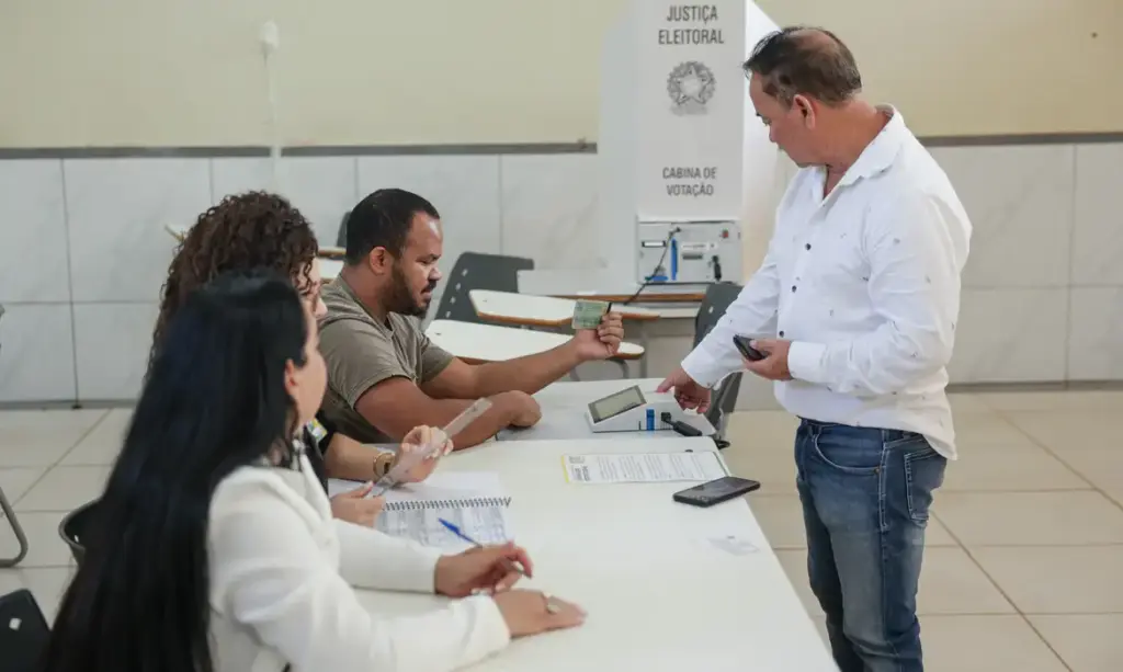 Pessoas votando no último domingo (25/10)